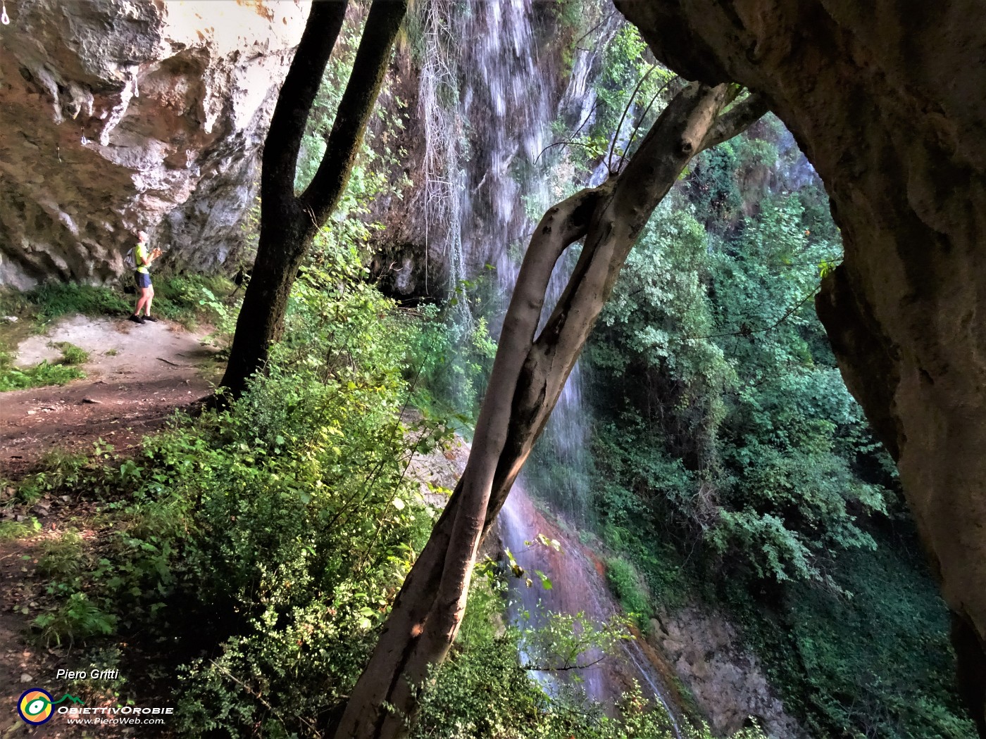 29 Sul piano ad osservare bene la cascata scrosciante  dall'alto.JPG